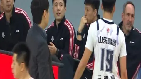 激情对决！斯图加特与法兰克福狭路相逢，战况胶着，实力一较高下！